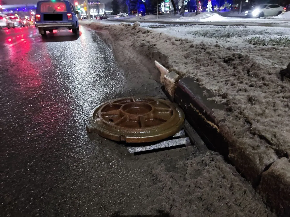 Фото к делу: Машина провалилась в открытый люк, с водоканала взыскали 120 092 ₽